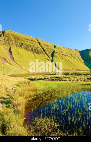 Llyn y ventola Llanddeusant Fach (Y Mynydd Du) Montagna Nera Parco Nazionale di Brecon Beacons Carmarthenshire Galles Foto Stock