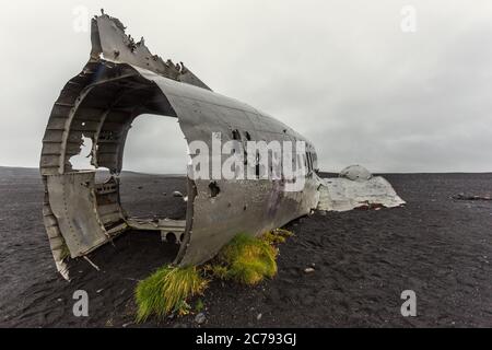 Spiaggia di Solheimasandur, Islanda - 22 agosto 2015: Relitto abbandonato di un aereo militare statunitense sulla spiaggia di Solheimasandur vicino a Vik. Foto Stock