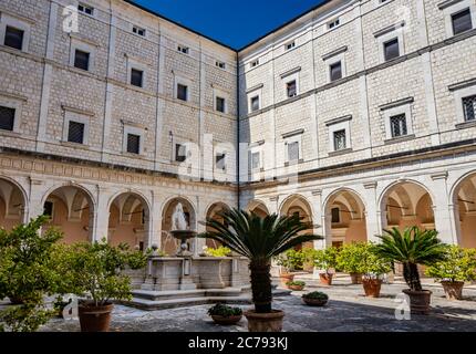 3 luglio 2020 - Abbazia di Montecassino, Cassino, Italia - il monastero benedettino situato sulla cima di Montecassino è il più antico monastero d'Italia. Chiostro Foto Stock