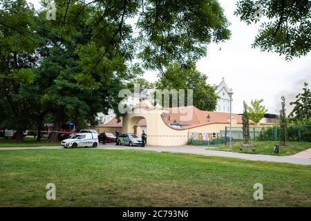 Il cablaggio elettrico è in fiamme nella sala tecnica del Museo Kampa a Praga, Repubblica Ceca, il 15 luglio 2020. Le fiamme non hanno raggiunto il museo, ma fu Foto Stock