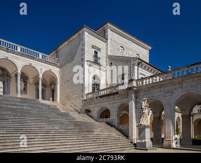 3 luglio 2020 - Abbazia di Montecassino - Antico monastero benedettino. Chiostro del Bramante con cisterna ottagonale e loggia del Paradiso. Urgenza Foto Stock