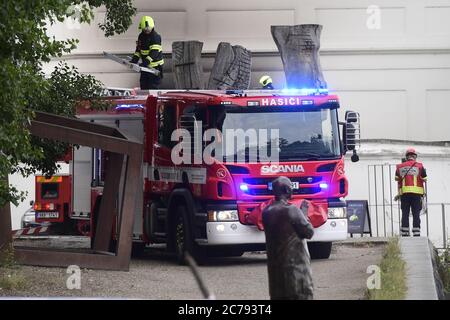 Praga, Repubblica Ceca. 15 luglio 2020. Il cablaggio elettrico è in fiamme nella sala tecnica del Museo Kampa a Praga, Repubblica Ceca, il 15 luglio 2020. Le fiamme non hanno raggiunto il museo, ma ci sono dei fumi. I dipinti sono evacuati. Credit: Roman Vondrous/CTK Photo/Alamy Live News Foto Stock