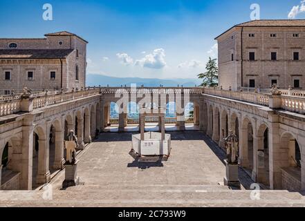 3 luglio 2020 - Abbazia di Montecassino - Antico monastero benedettino. Chiostro del Bramante con cisterna ottagonale e loggia del Paradiso. Urgenza Foto Stock