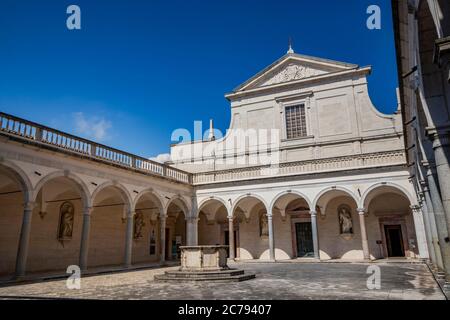3 luglio 2020 - Abbazia di Montecassino, Cassino, Italia - il monastero benedettino situato sulla cima di Montecassino è il più antico monastero d'Italia. La magg Foto Stock