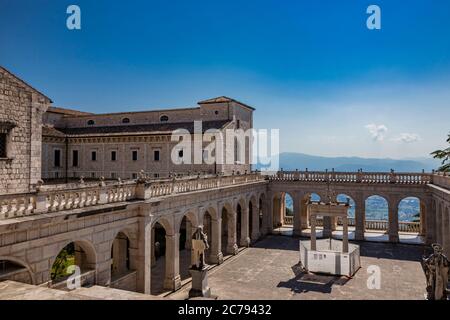 3 luglio 2020 - Abbazia di Montecassino - Antico monastero benedettino. Chiostro del Bramante con cisterna ottagonale e loggia del Paradiso. Urgenza Foto Stock