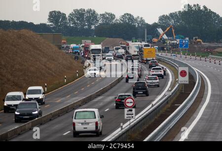 15 luglio 2020, Brandeburgo, Oberkrämer: Il traffico sull'A10 viene deviato per lavori di costruzione. A causa dell'espansione prevista a sei corsie del Berliner Ring (A10), si verificheranno ripetute chiusure fino al 2022. Le rotte saranno ampliate e rinnovate durante il normale funzionamento. Foto: Christophe Gateau/dpa-Zentralbild/ZB Foto Stock