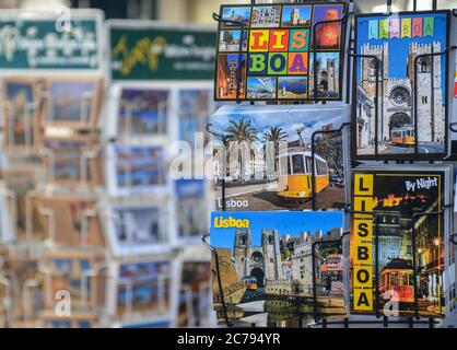 Lisbona, Portogallo - 22 agosto 2018: Cartoline colorate sui negozi di souvenir sulla strada di Lisbona Foto Stock