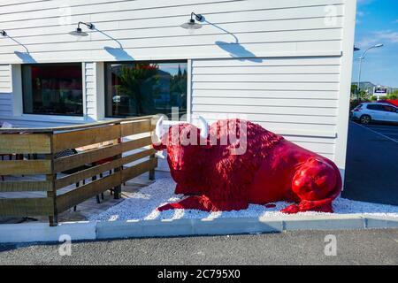 Bufalo al bisonte rosso all'esterno del ristorante Buffalo Grill, Briancon, Francia Foto Stock