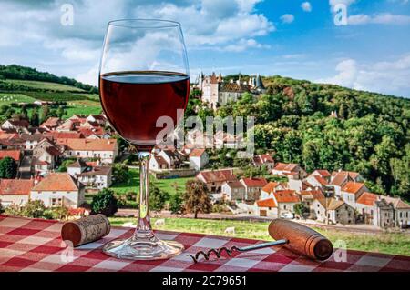 Vino rosso all'aperto degustazione di bevande picnic cavatappi tipico tovaglia francese a scacchi, con villaggio e Chateau de la Rochepot dietro Borgogna Francia Foto Stock