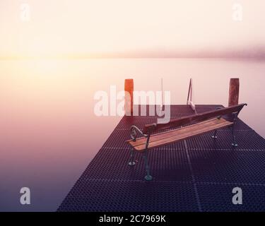 Ponte pedonale vuoto con una panchina su un lago Altausseer all'alba. Località: villaggio turistico Altaussee, Liezen Distretto Stiria, Austria, Alpi. Europa. Foto Stock
