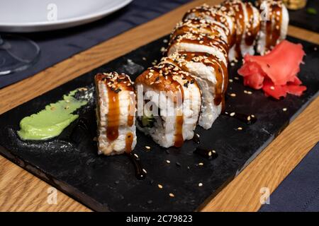 Panini di sushi con salsa wasabi sul tavolo nel ristorante. Cucina nazionale giapponese, pesce e pesce. Foto Stock