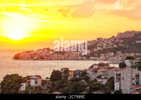 Panoramica del tramonto attraverso la splendida baia del villaggio di Igrane in Riviera di Makarska. Ubicazione: Igrane, riviera di Makarska, Dalmazia, Croazia, Europa Foto Stock