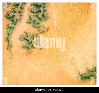 Vista satellitare del deserto, del paesaggio e delle montagne della Namibia. Natura e vista aerea. Forme di fiori. Riscaldamento globale e cambiamento climatico Foto Stock