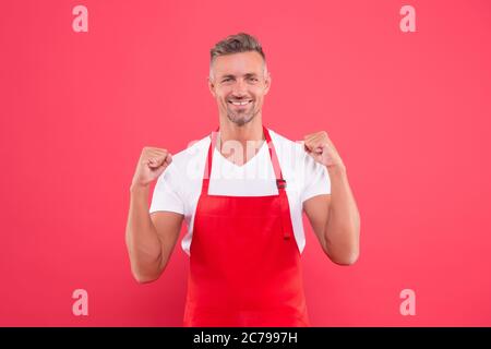 Cucinare il buon cibo a casa. Personale del caffè. Barista lavoratore. Uomo cuoco indossare grembiule. Posizione di lavoro barista bar caffetteria. Barista maturo. Personale del ristorante. Divisa professionale di grembiule Hipster. Cameriere o barista. Foto Stock