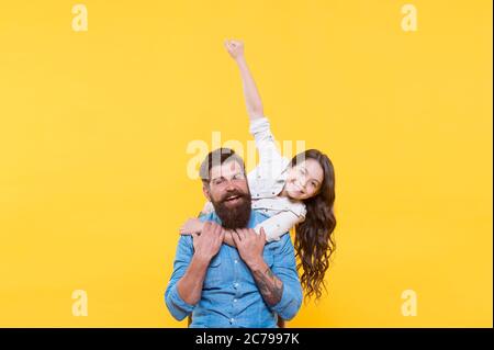 Bel padre e carino bambino. Forte amicizia. Padre e figlia insieme. Relazioni familiari. Capacità di comunicazione. Bambini e padre migliori amici. Genitorialità e infanzia. Concetto di giorno dei padri. Foto Stock