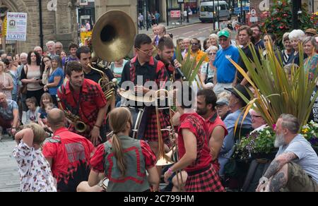 Gruppo spagnolo di Ottone Aristas del Gremio in pubblico partecipazione durante il Durham City Festival di Ottone Foto Stock