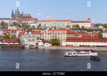 La barca turistica va sul fiume Moldava, vista della vecchia Praga durante il giorno d'estate. Repubblica Ceca Foto Stock