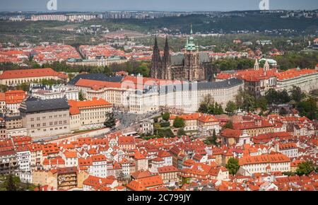 Vista panoramica di Praga con la Cattedrale di San Vito come punto di riferimento dominante Foto Stock