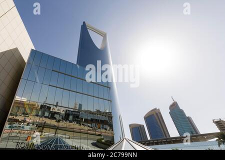 Riad, Arabia Saudita, Febbraio 14 2020: Torre del Regno a Riyadh, Arabia Saudita. Kingdom Tower è un centro affari e congressi, un centro commerciale e uno Foto Stock