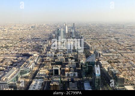 Riad, Arabia Saudita, Febbraio 14 2020: Veduta aerea del centro di Riyadh in Arabia Saudita. Le foto sono state scattate dallo Skybridge nella Torre del Regno Foto Stock