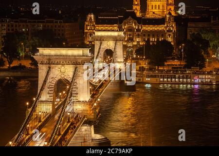 Budapest città in Ungheria di notte, Szechenyi Ponte delle catene e strada sul Danubio Foto Stock