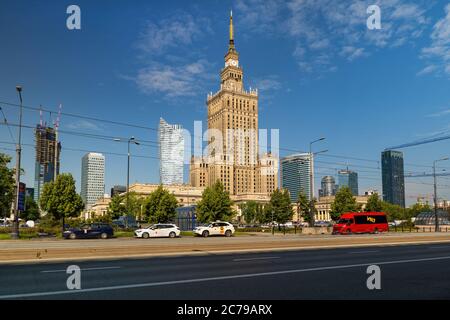 Skyline della città con Palazzo della Cultura e della Scienza (polacco: Palac Kultury i Nauki) a Varsavia, Polonia, vista da via Marszalkowska Foto Stock