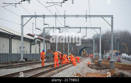 Il team ferroviario permanente lavora su binari ferroviari nel Regno Unito. Foto Stock