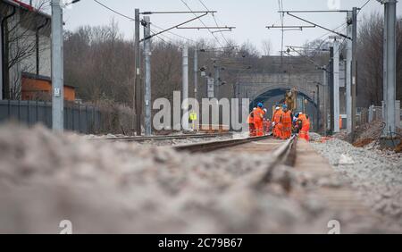 Il team ferroviario permanente lavora su binari ferroviari nel Regno Unito. Foto Stock