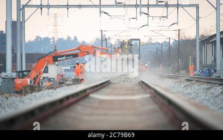 Il team ferroviario permanente lavora su binari ferroviari nel Regno Unito. Foto Stock