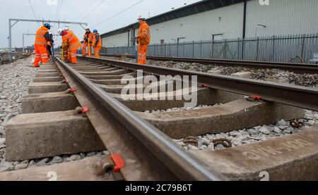 Il team ferroviario permanente lavora su binari ferroviari nel Regno Unito. Foto Stock