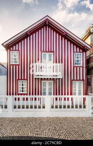 Facciata colorata a strisce di legno di una tipica casa portoghese ad Aveiro, Venezia portoghese, città del 10 ° secolo. Vecchie case e case nel quartiere storico Foto Stock