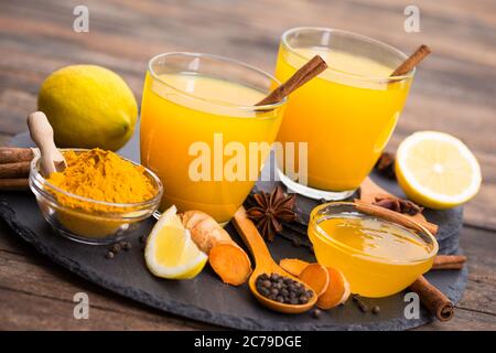 Bevanda curcuma sana con miele, cannella, limone e zenzero Foto Stock