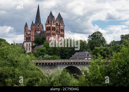 Cattedrale di San Giorgio (Limburger Dom) e il vecchio ponte di Lahn a Limburg an der Lahn, Assia, Germania, Europa Foto Stock