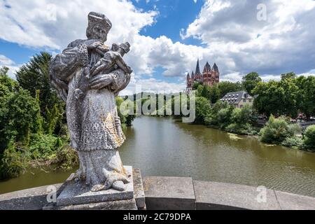 Statua di San Giovanni di Nepomuk sul vecchio ponte di Lahn sul fiume Lahn, di fronte alla cattedrale di San Giorgio di Limburgo, a Limburg an der Lahn, Germania Foto Stock