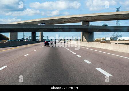 Vista di un cavalcavia sulla Route 401 da Toronto a nord nello stato dell'Ontario, Canada Foto Stock