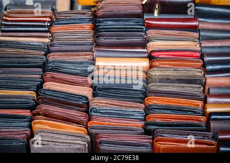 Portafogli in pelle in esposizione al mercato Camden di Londra Foto Stock