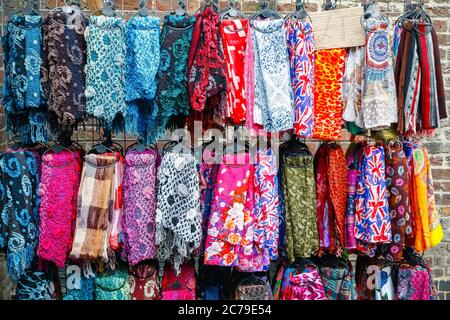 Sciarpe donne in mostra al mercato Camden di Londra Foto Stock