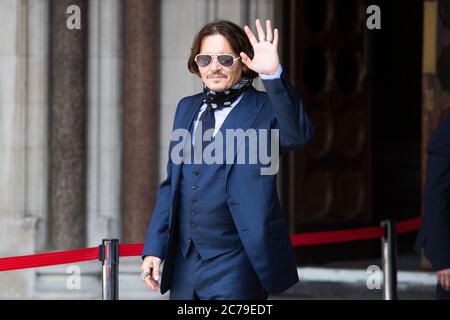 Johnny Depp arriva alla corte di giustizia londinese'a durante il processo tra lui e il gruppo di notizie. Foto Stock