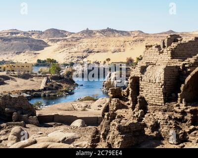 un mix di antiche rovine, il fiume nilo e il deserto equivale a un paesaggio mozzafiato Foto Stock