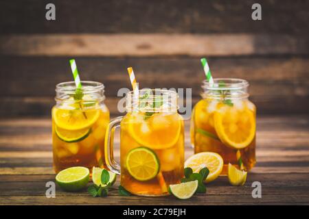 Tè con ghiaccio al limone, lime e menta Foto Stock