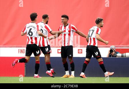 Ollie Watkins di Brentford (seconda a destra) celebra il primo gol del suo fianco con i compagni di squadra durante la partita del campionato Sky Bet al Griffin Park, Londra. Foto Stock