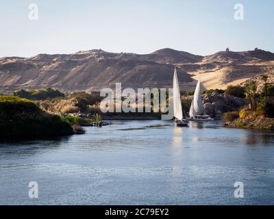 due barche tradizionali, aka feluca, navigano sul fiume nilo vicino ad assuan Foto Stock