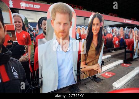 Una vista generale di un taglio di cartone del principe Harry e del Meghan Markle durante la partita del campionato Sky Bet al terreno cittadino, Nottingham. Foto Stock