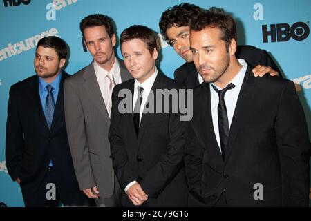 Gli attori Jerry Ferrara, Kevin Dillon, Kevin Connolly, Adrian Grenier e Jeremy Piven partecipano alla premiere della stagione 5 "Entourage" al Teatro Ziegfeld o Foto Stock