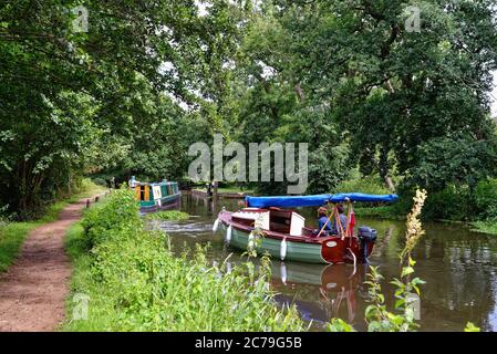 Barche private che si avvicinano Newark Lock sul fiume Wey navigazione vicino Pyrfod Surrey Inghilterra UK Foto Stock