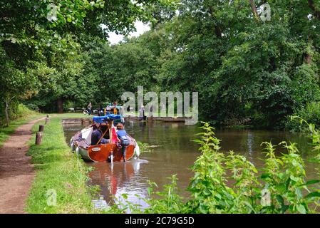 Barche private che si avvicinano Newark Lock sul fiume Wey navigazione vicino Pyrfod Surrey Inghilterra UK Foto Stock