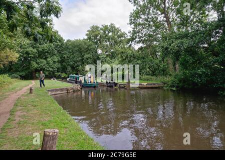 Barche private che si avvicinano Newark Lock sul fiume Wey navigazione vicino Pyrfod Surrey Inghilterra UK Foto Stock