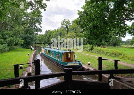 Barche private che si avvicinano Newark Lock sul fiume Wey navigazione vicino Pyrfod Surrey Inghilterra UK Foto Stock