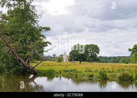 I resti dell'Abbazia di Newark nella campagna del Surrey vicino a Pyrford, Inghilterra Regno Unito Foto Stock