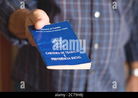 Portafoglio lavoro brasiliano. Scritto 'carta di lavoro e di sicurezza sociale' in portoghese Foto Stock